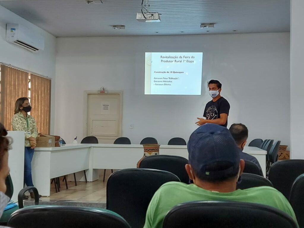 Reunião com feirantes trata sobre protocolos para entrega de novos quiosques da Feira do Produtor