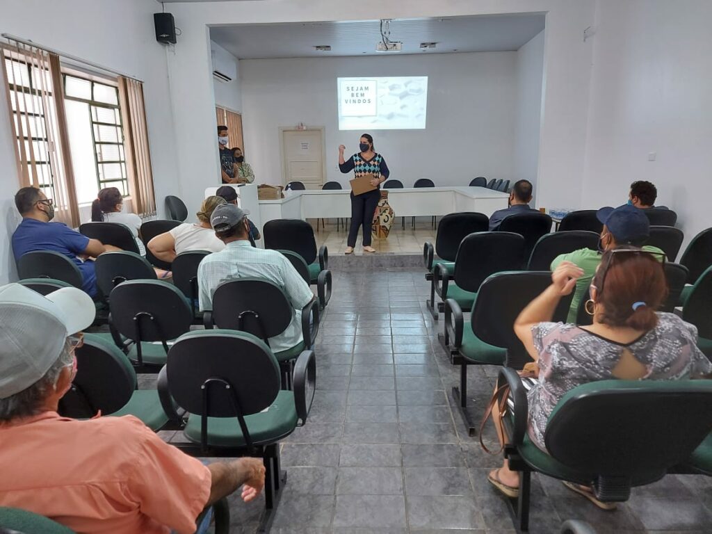 Reunião com feirantes trata sobre protocolos para entrega de novos quiosques da Feira do Produtor