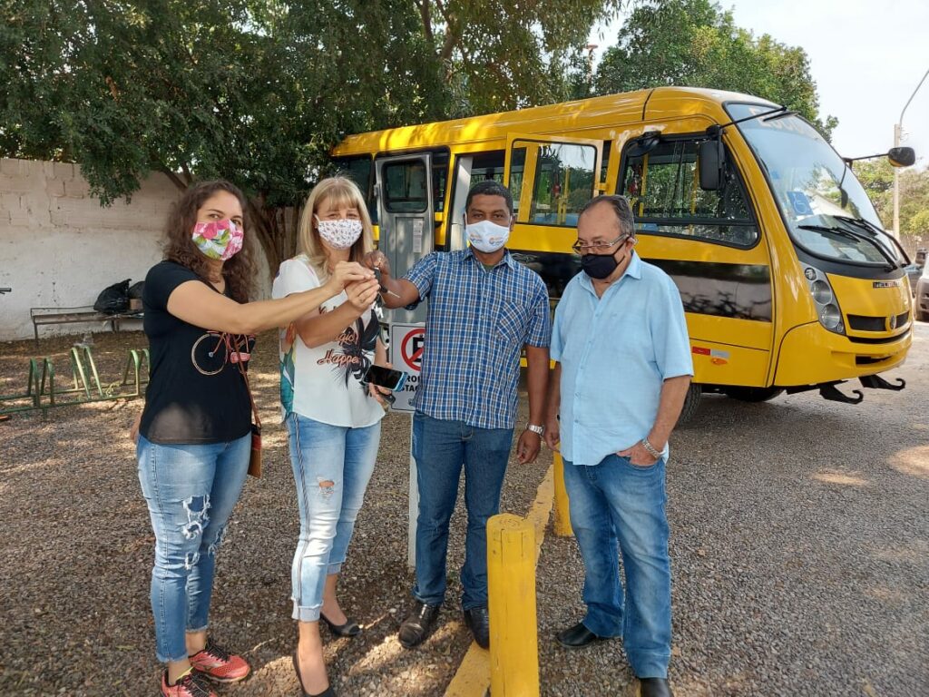 Ônibus escolar e caminhão basculante são entregues as secretarias de Educação e Obras