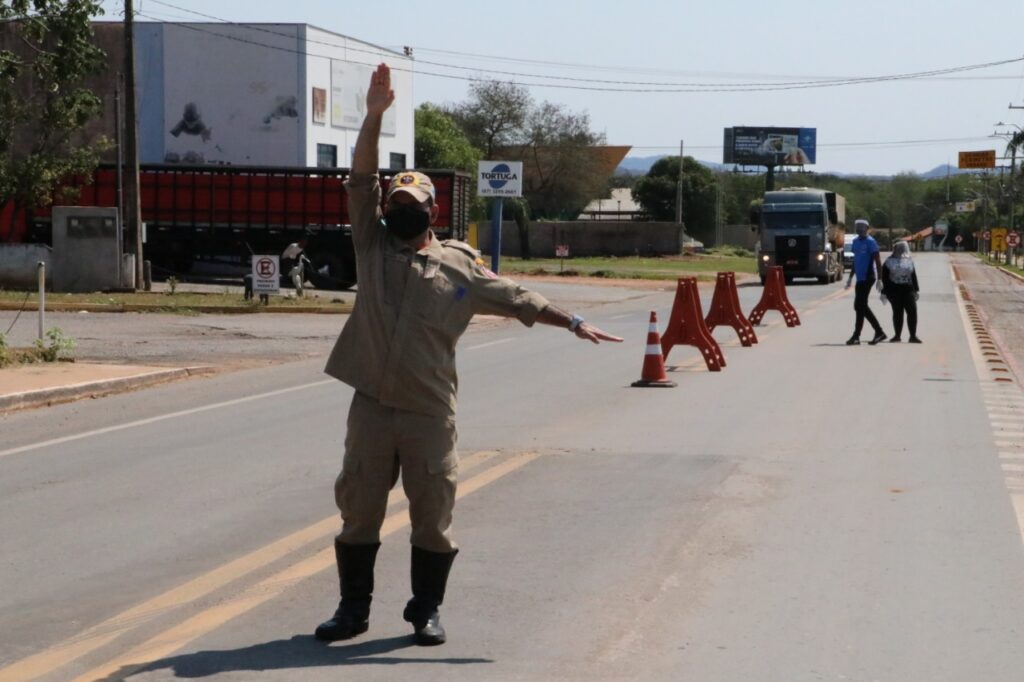 Com mais de 14 mil abordagens, barreiras serão mantidas durante final de semana e feriado Com mais de 14 mil abordagens, barreiras serão mantidas durante final de semana e feriado