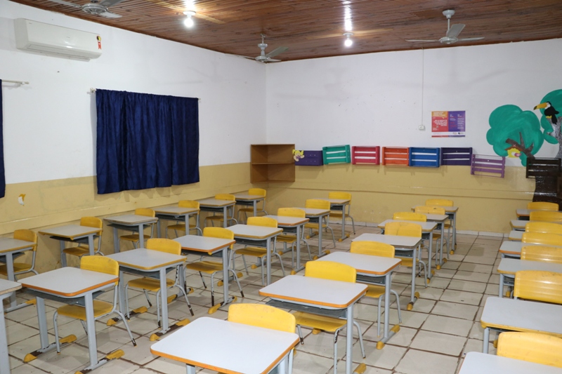 Educação: escolas reformadas e armários cheios