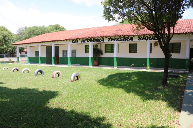 Educação: escolas reformadas e armários cheios