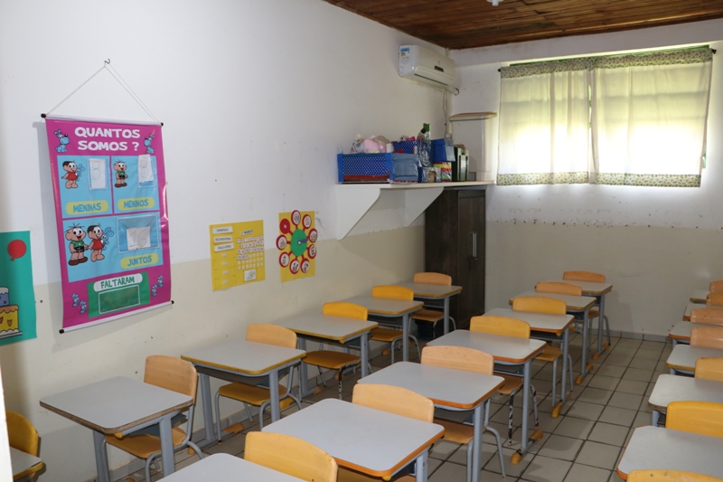 Educação: escolas reformadas e armários cheios