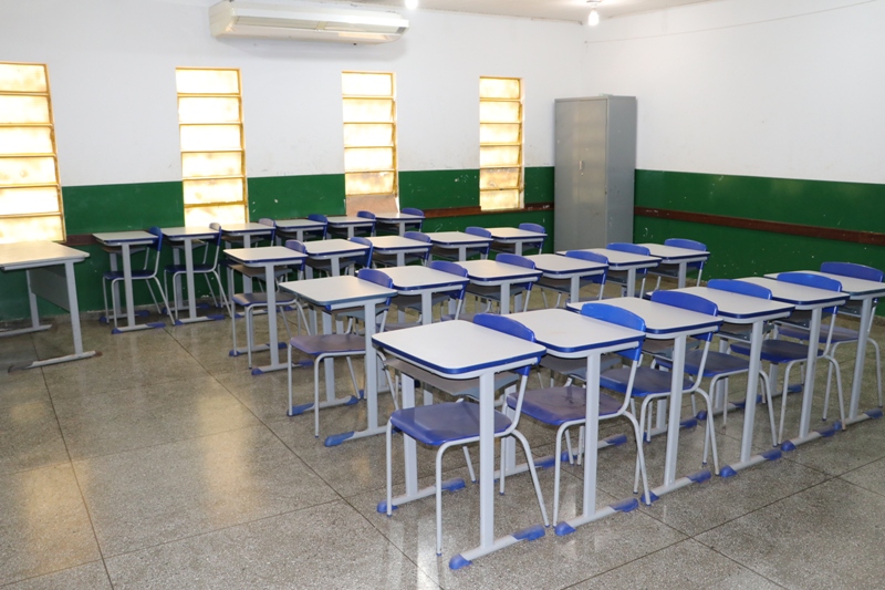 Educação: escolas reformadas e armários cheios