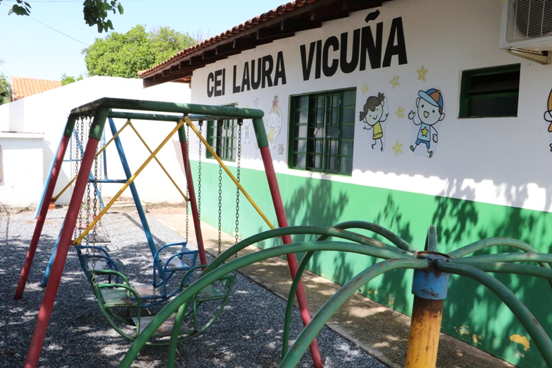 Educação: escolas reformadas e armários cheios