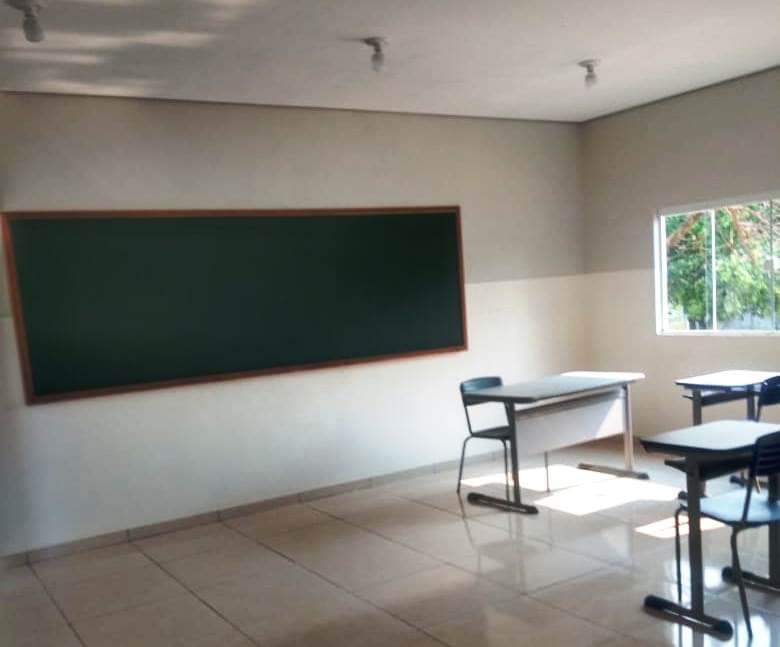 Educação: escolas reformadas e armários cheios