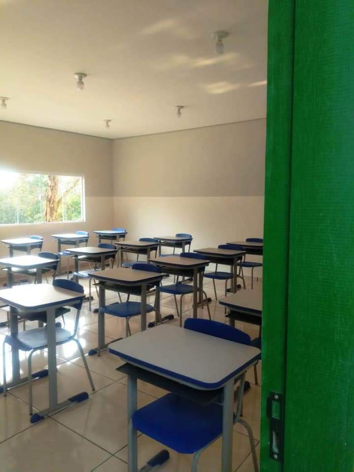 Educação: escolas reformadas e armários cheios