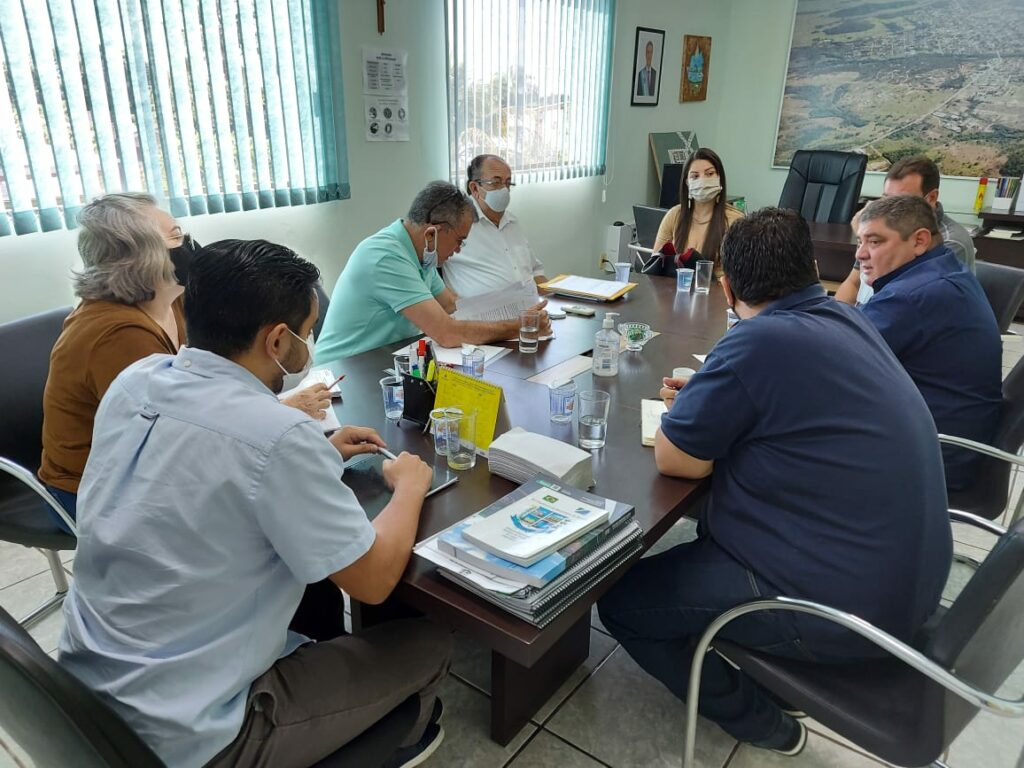 Prefeito e secretários se reúnem com equipe da nova gestão