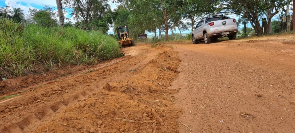 Secretaria de Obras realiza patrolamento de estradas de terra e limpeza de espaços públicos em Bonito