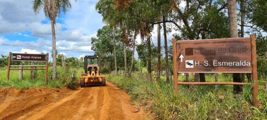 Secretaria de Obras realiza patrolamento de estradas de terra e limpeza de espaços públicos em Bonito