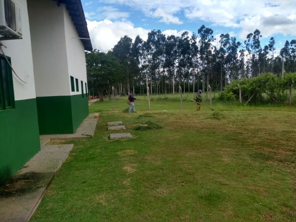 Secretaria de Obras realiza patrolamento de estradas de terra e limpeza de espaços públicos em Bonito