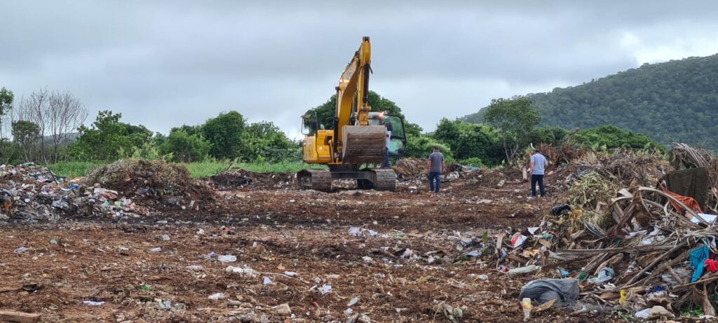 Prefeito Josmail Rodrigues visita Aterro Controlado mais conhecido como “Lixão” para identificar ponto para construção de guarita e instalação de cercas no local Prefeito Josmail Rodrigues visita Aterro Controlado mais conhecido como “Lixão” para identificar ponto para construção de guarita e instalação de cercas no local