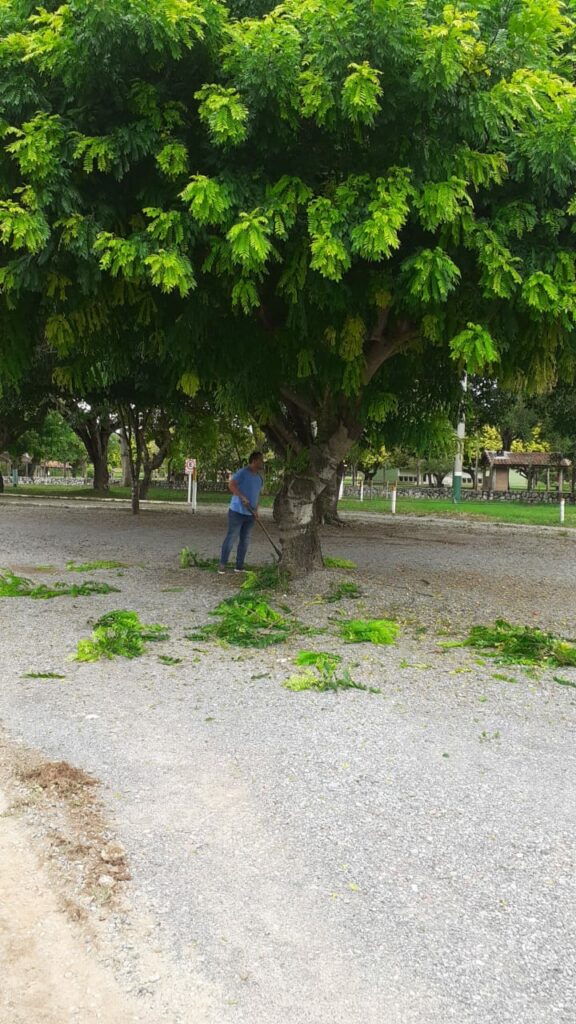 Prefeito participa de mutirão de limpeza no Balneário Municipal de Bonito Prefeito participa de mutirão de limpeza no Balneário Municipal de Bonito