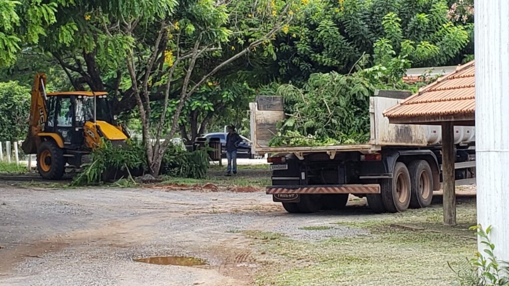 Prefeito participa de mutirão de limpeza no Balneário Municipal de Bonito Prefeito participa de mutirão de limpeza no Balneário Municipal de Bonito