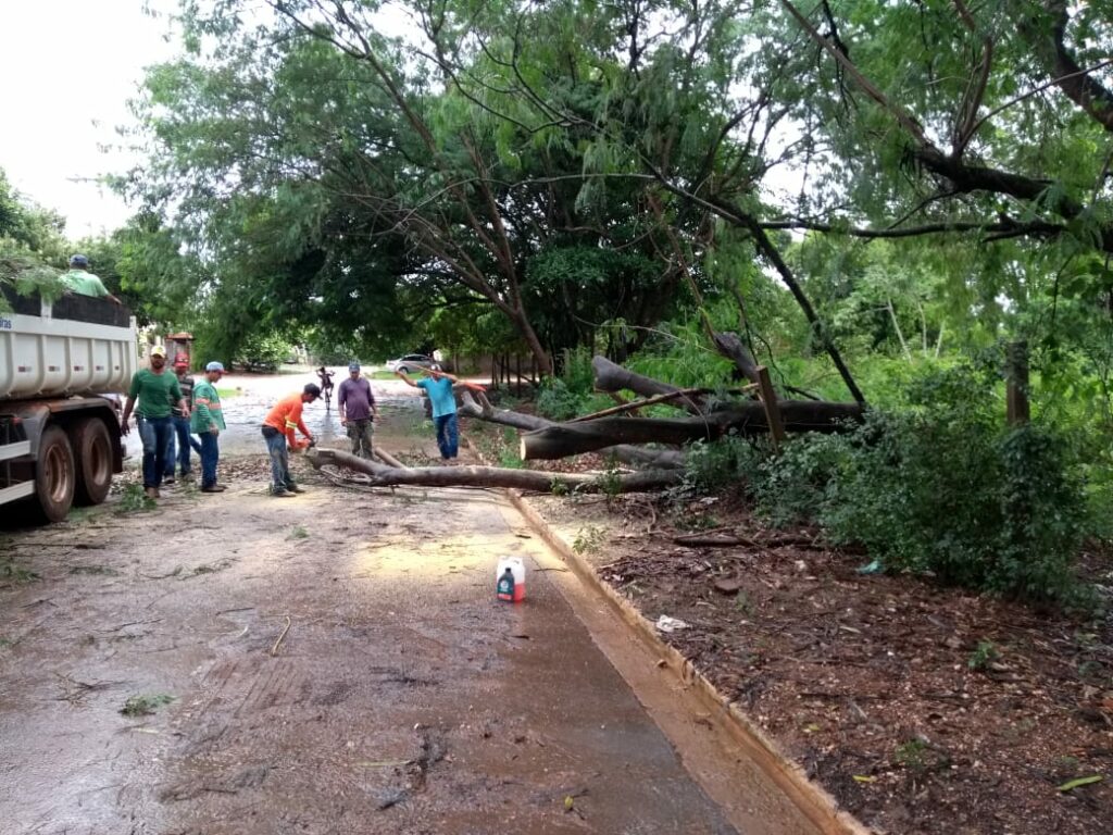 Secretaria de Obras realizada serviço de manutenção em trechos da saída para a cidade de Jardim