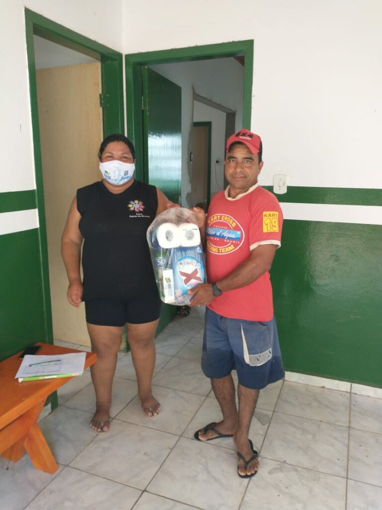 Kits com produtos de higiene e limpeza são entregues às famílias afetadas pela enchente no Distrito Águas do Miranda