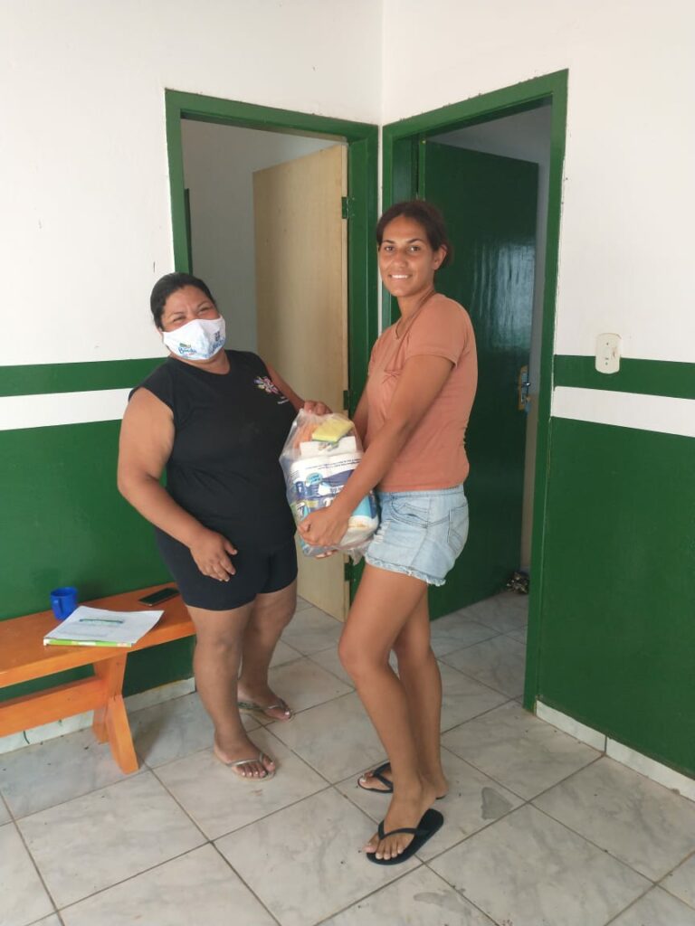 Kits com produtos de higiene e limpeza são entregues às famílias afetadas pela enchente no Distrito Águas do Miranda