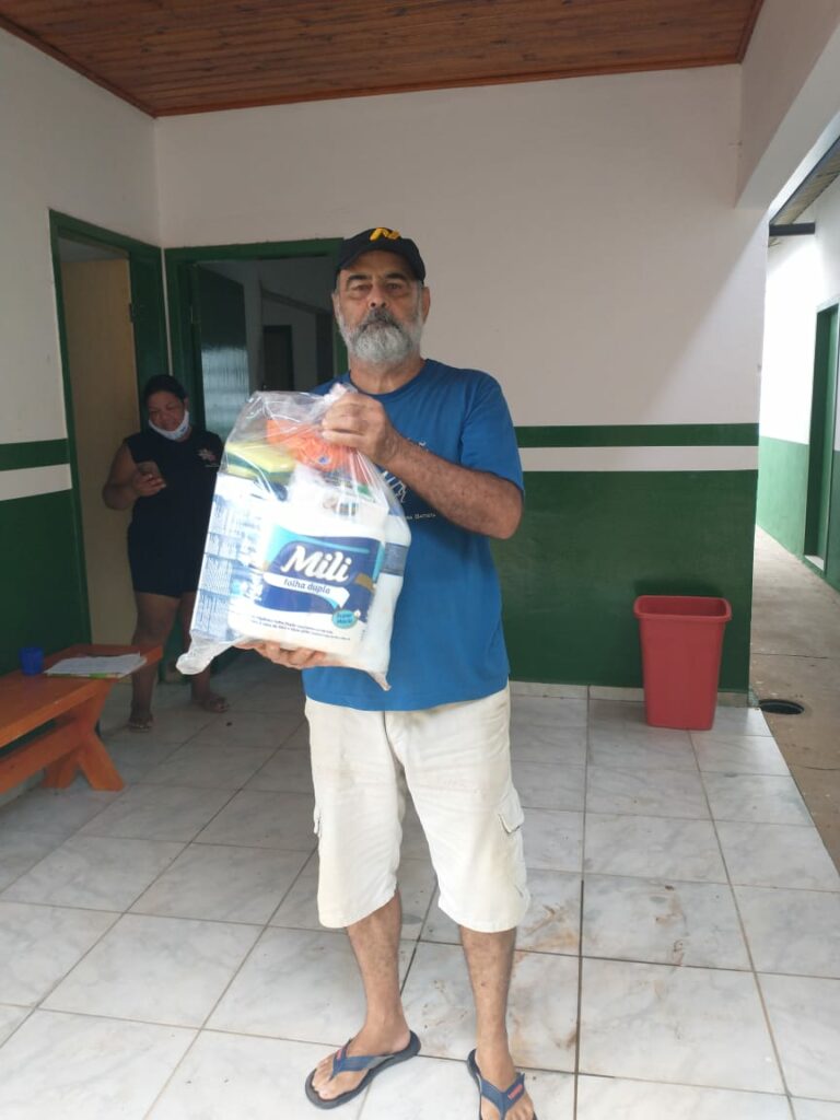 Kits com produtos de higiene e limpeza são entregues às famílias afetadas pela enchente no Distrito Águas do Miranda
