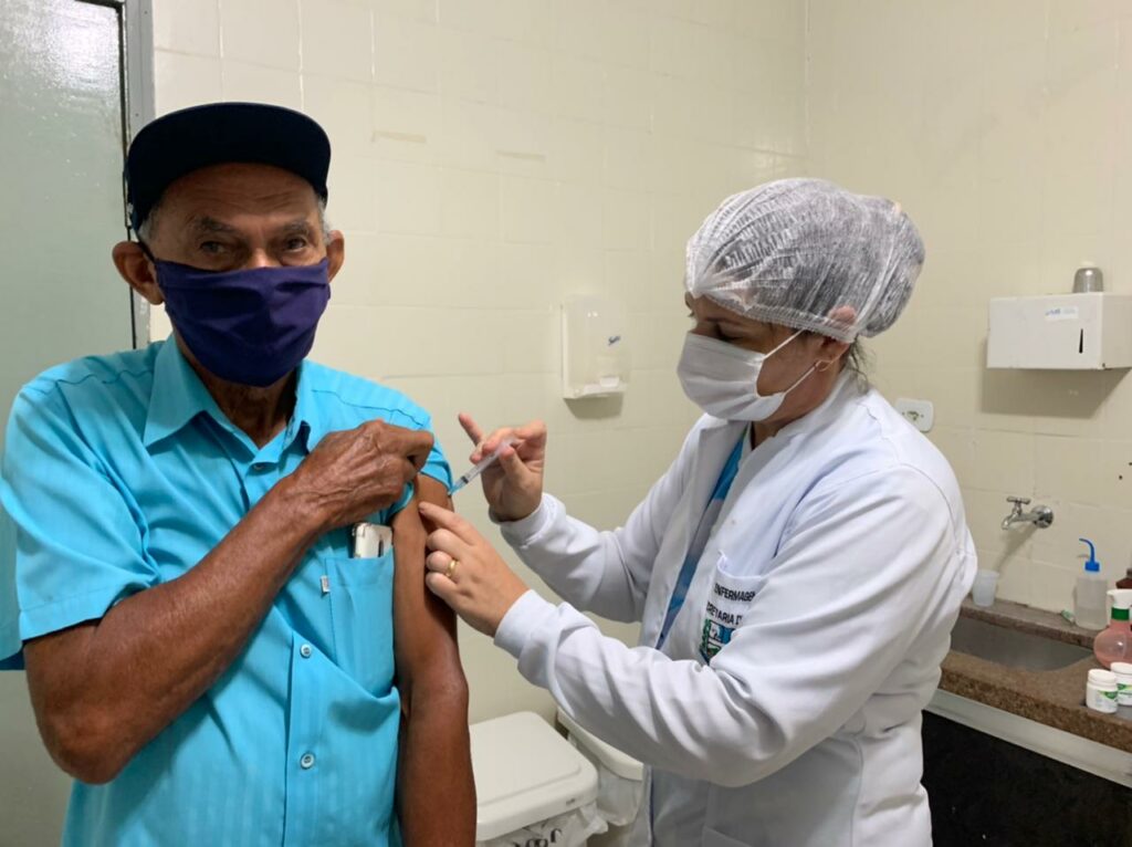 Com vacina da Oxford/AstraZeneca, 50 idosos são vacinados em Bonito