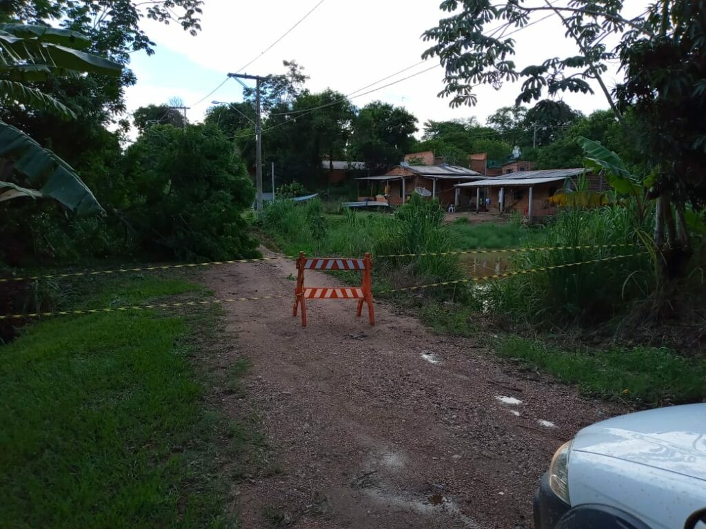 DEMTRAT coloca sinalização em trechos comprometidos pela chuva no Distrito Águas do Miranda