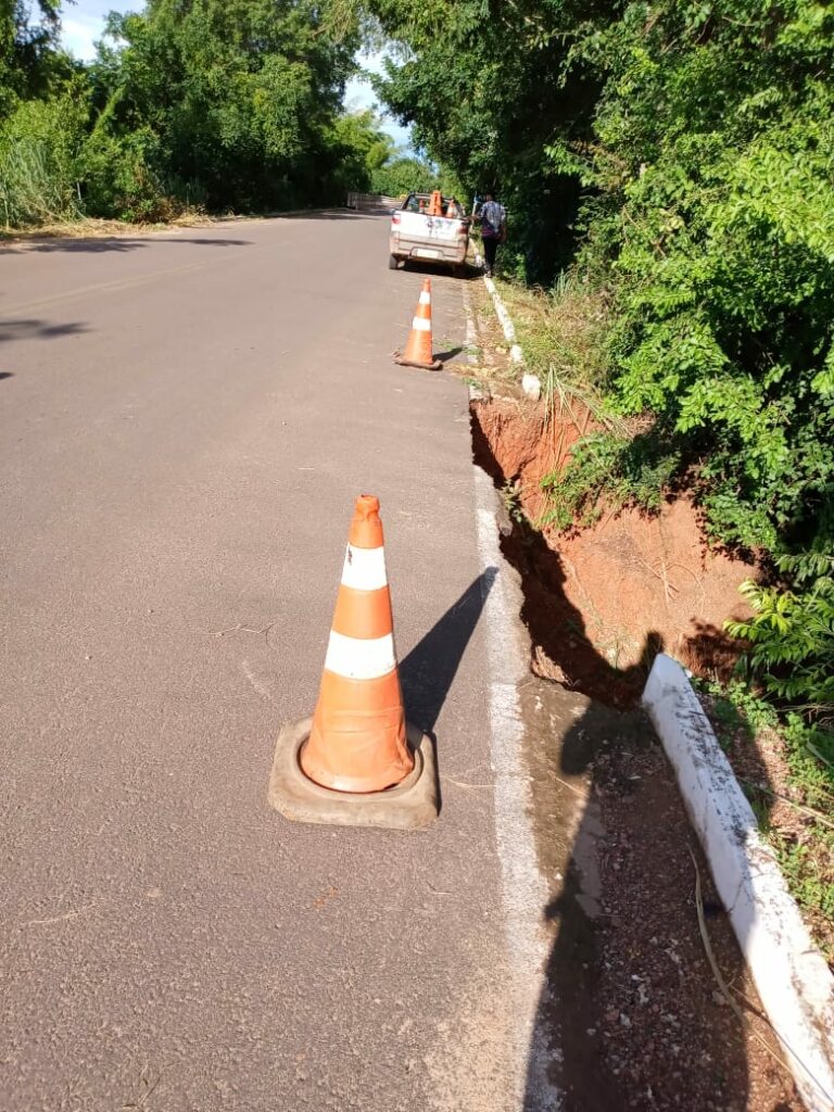 DEMTRAT coloca sinalização em trechos comprometidos pela chuva no Distrito Águas do Miranda
