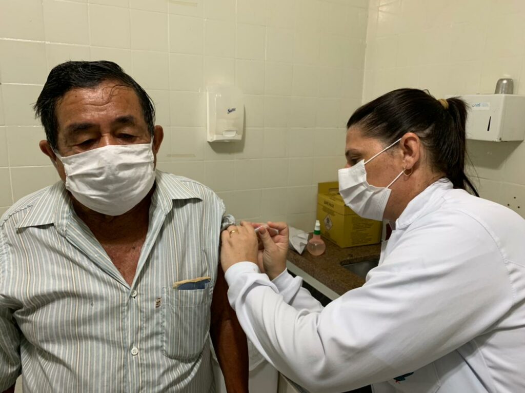 54 idosos são vacinados com doses da CoronaVac em Bonito