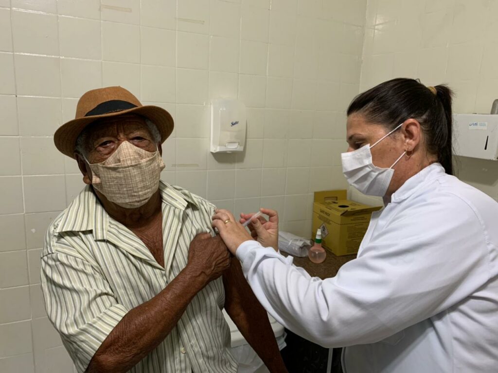 54 idosos são vacinados com doses da CoronaVac em Bonito