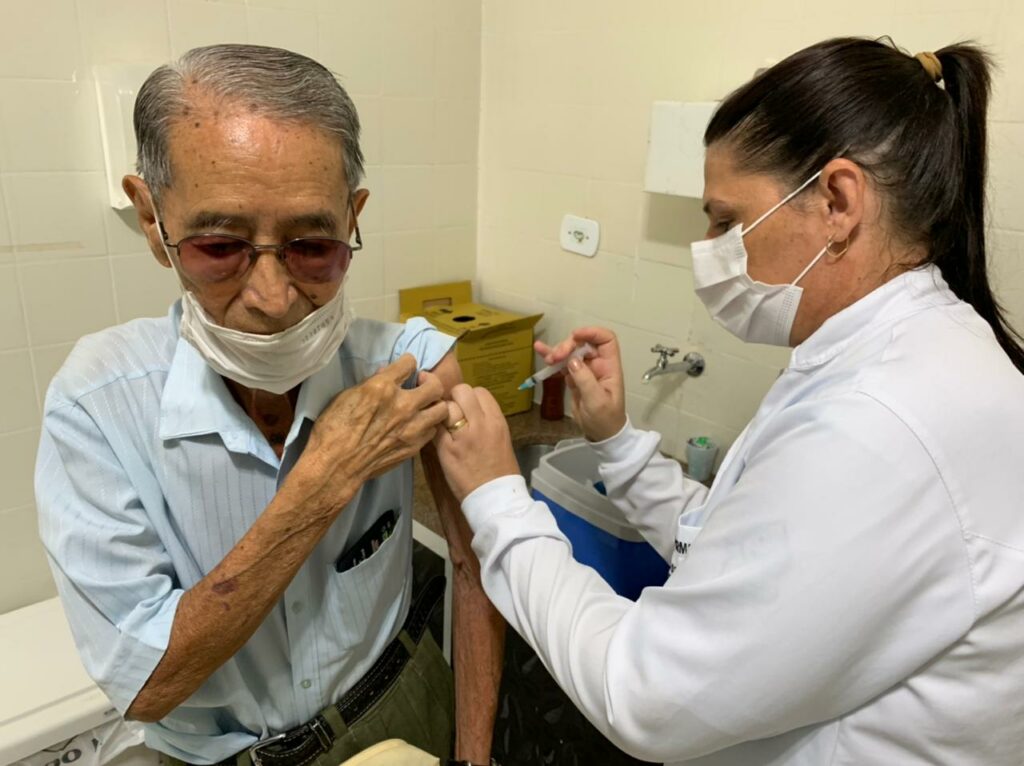 54 idosos são vacinados com doses da CoronaVac em Bonito
