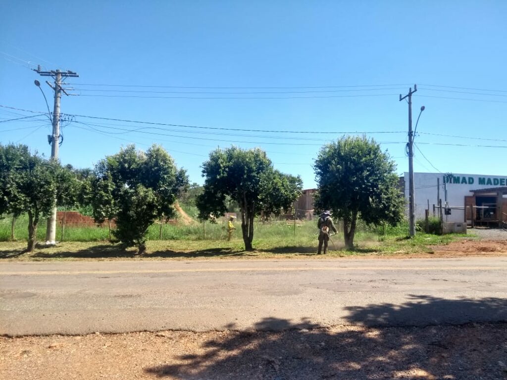 Secretaria de Obras realiza limpeza urbana na Vila Machado