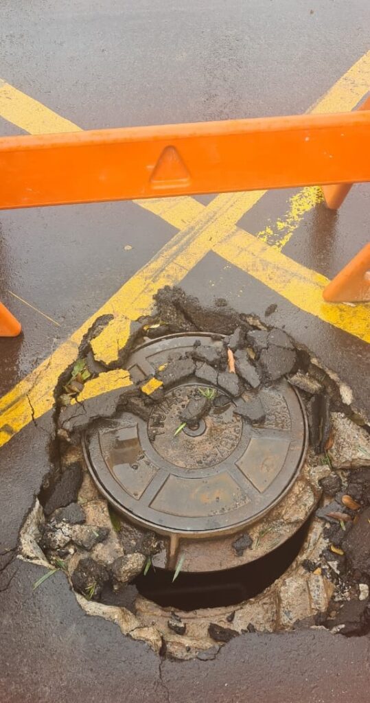 Prefeitura realiza conserto de poço de visita no cruzamento da Rua das Flores com a Monte Castelo