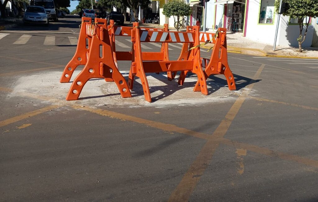 Prefeitura realiza conserto de poço de visita no cruzamento da Rua das Flores com a Monte Castelo