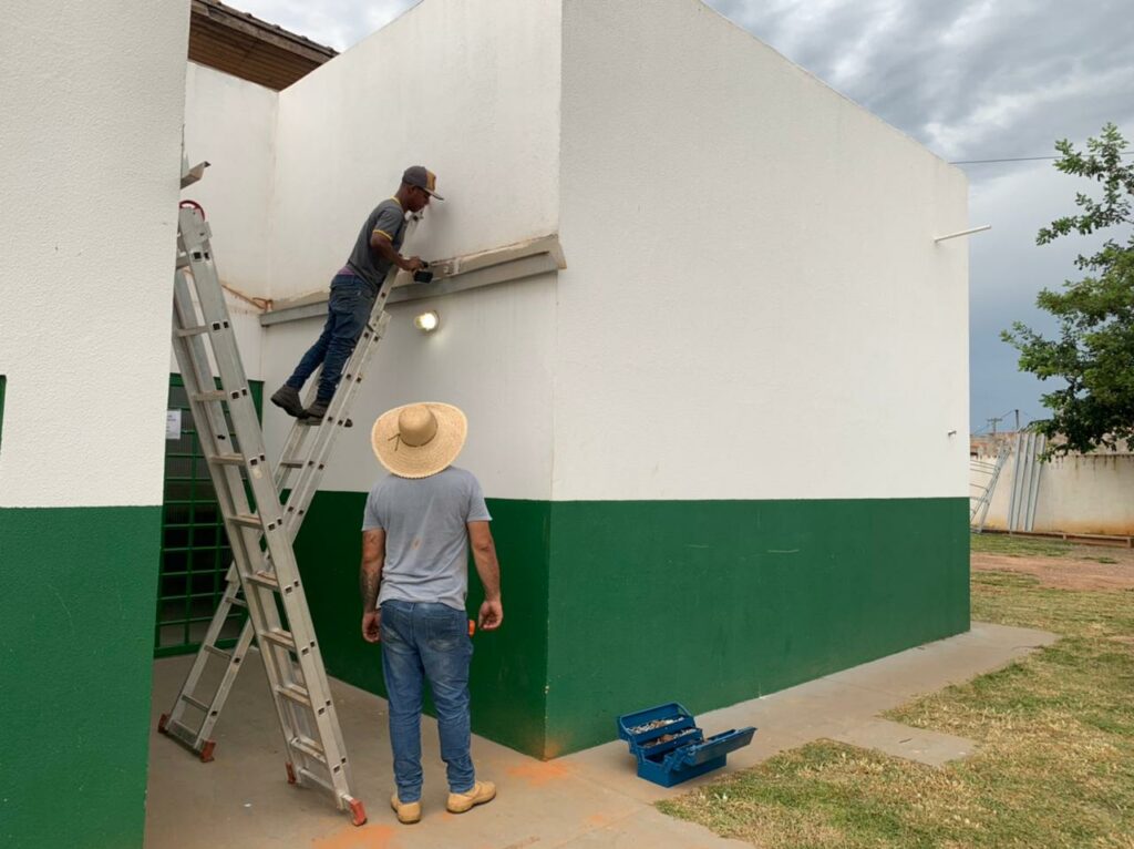 Prefeitura instala toldo na ESF do Jardim Bom Viver