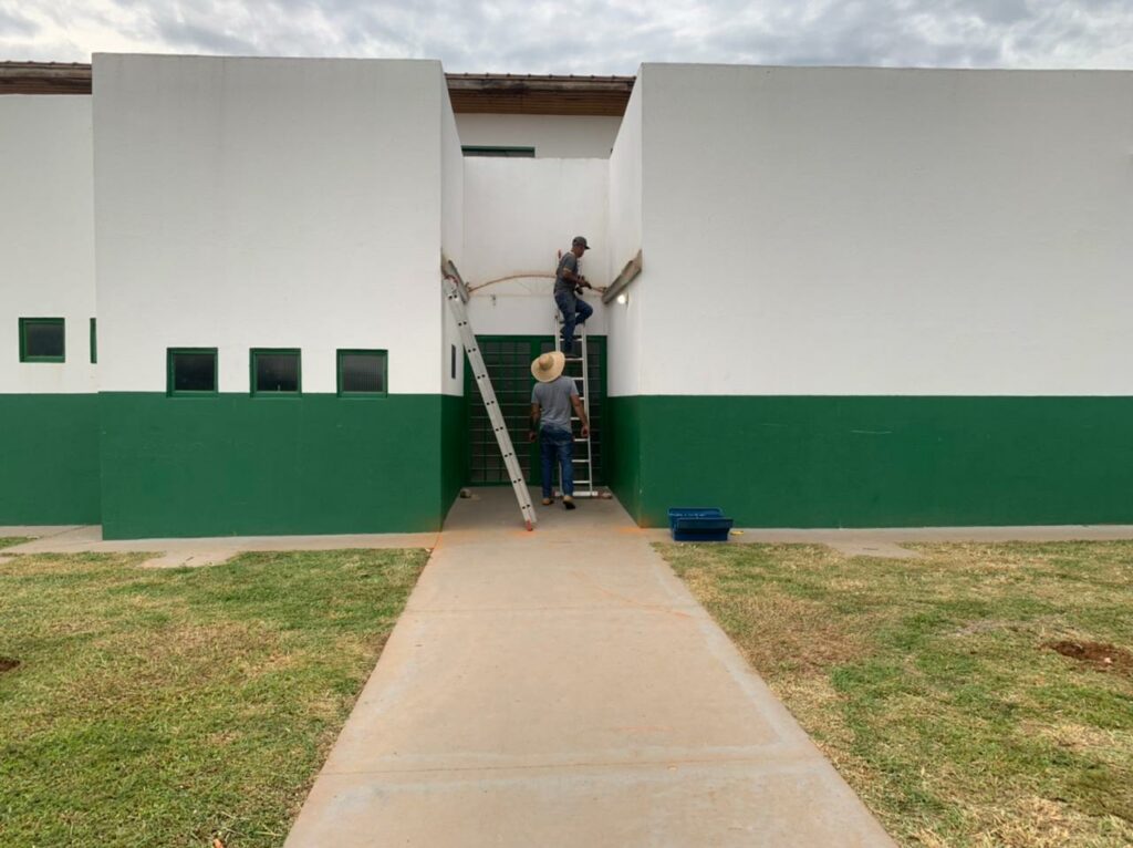 Prefeitura instala toldo na ESF do Jardim Bom Viver