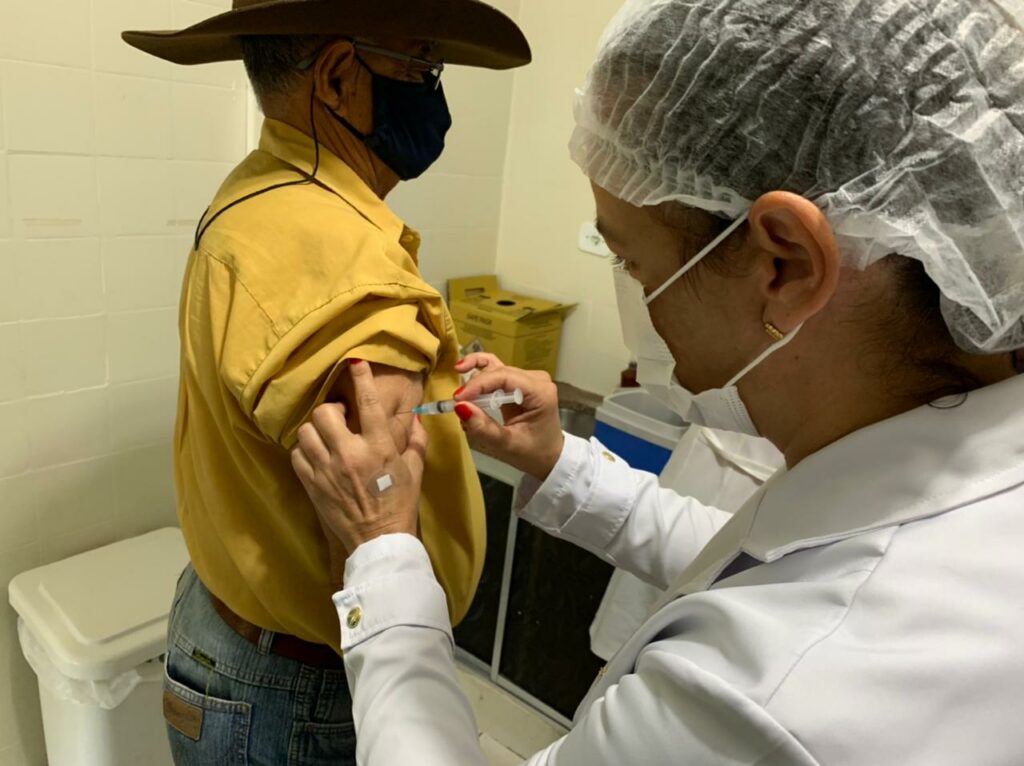 Com 178 doses da vacina contra a COVID-19, idosos a partir de 75 anos e profissionais de saúde serão vacinados neste sábado em Bonito