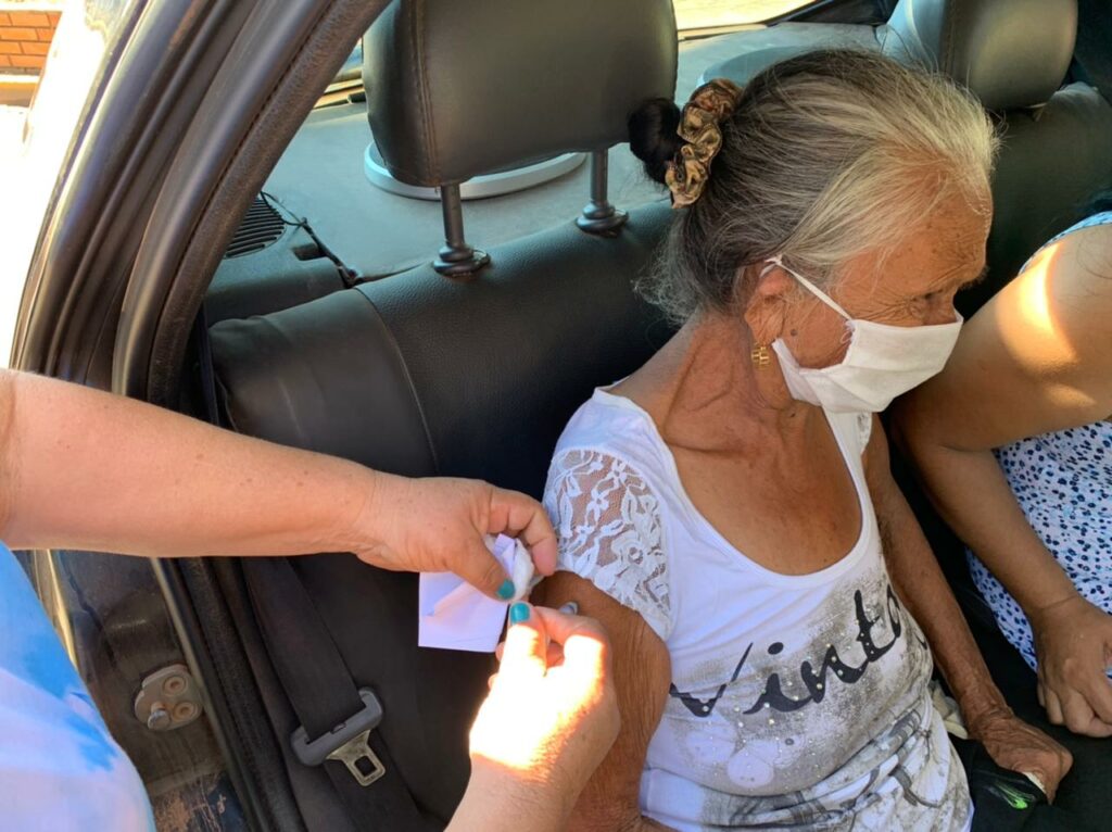 Com a segunda dose da vacina contra a COVID-19, idosos com 75 anos e profissionais da saúde foram imunizados neste sábado em Bonito