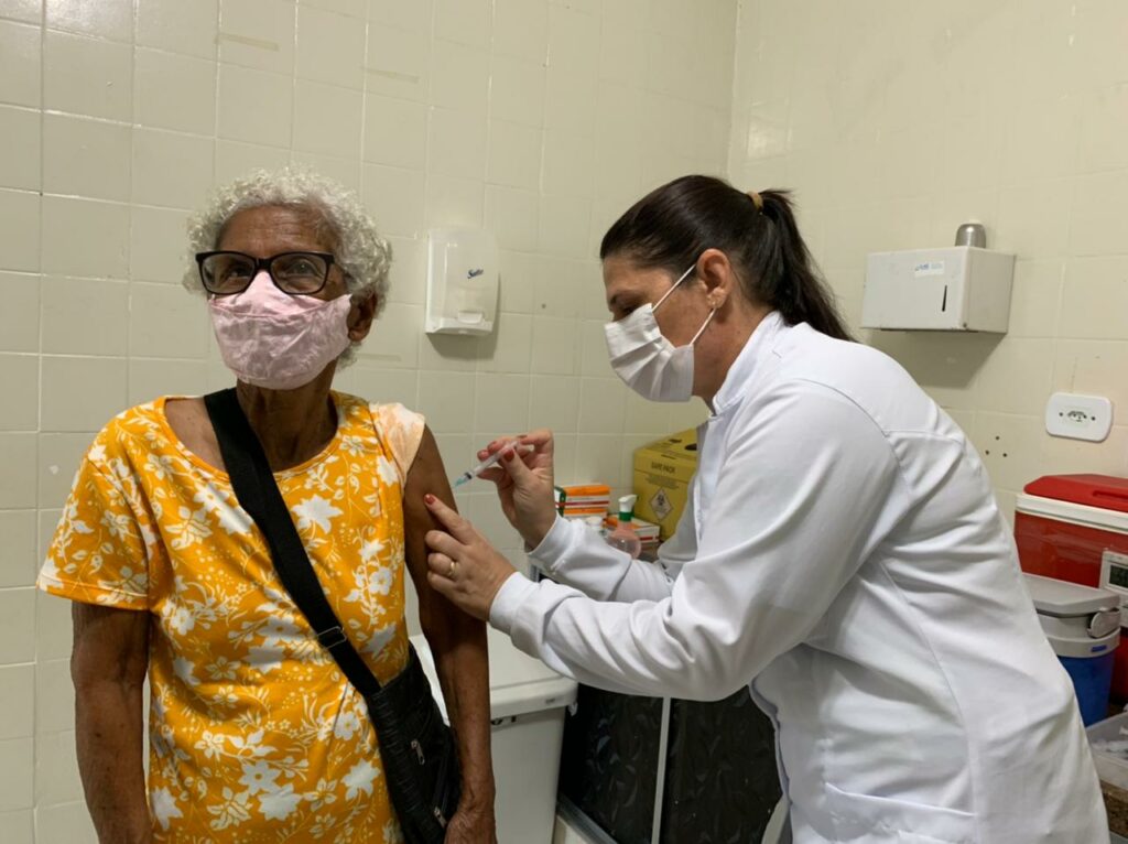 Com a segunda dose da vacina contra a COVID-19, idosos com 75 anos e profissionais da saúde foram imunizados neste sábado em Bonito
