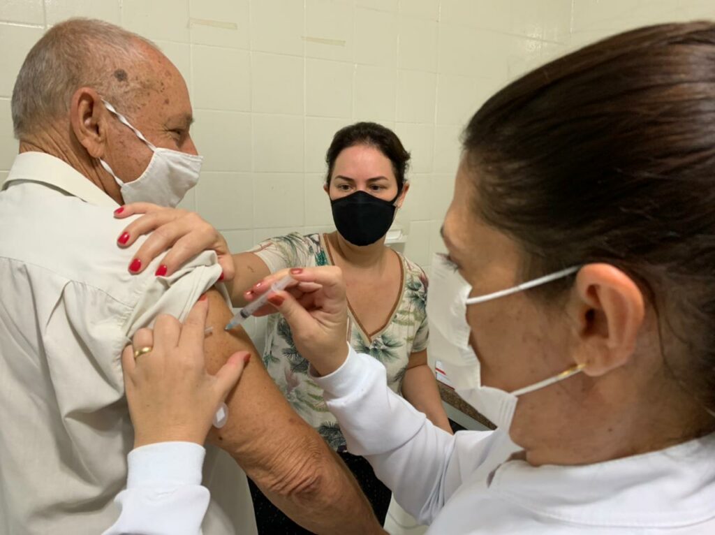 Com a segunda dose da vacina contra a COVID-19, idosos com 75 anos e profissionais da saúde foram imunizados neste sábado em Bonito