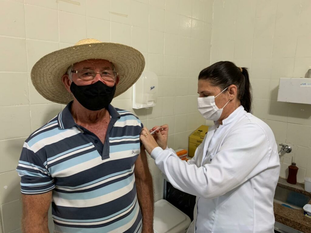 Com a segunda dose da vacina contra a COVID-19, idosos com 75 anos e profissionais da saúde foram imunizados neste sábado em Bonito