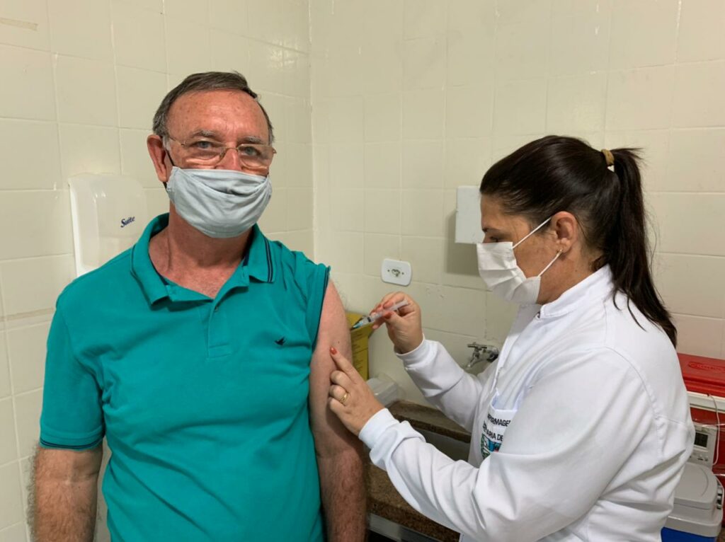 Com a segunda dose da vacina contra a COVID-19, idosos com 75 anos e profissionais da saúde foram imunizados neste sábado em Bonito