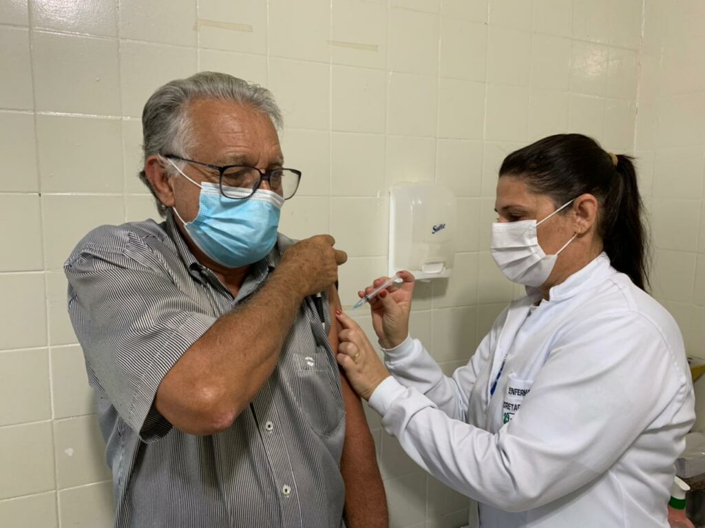 Com a segunda dose da vacina contra a COVID-19, idosos com 75 anos e profissionais da saúde foram imunizados neste sábado em Bonito