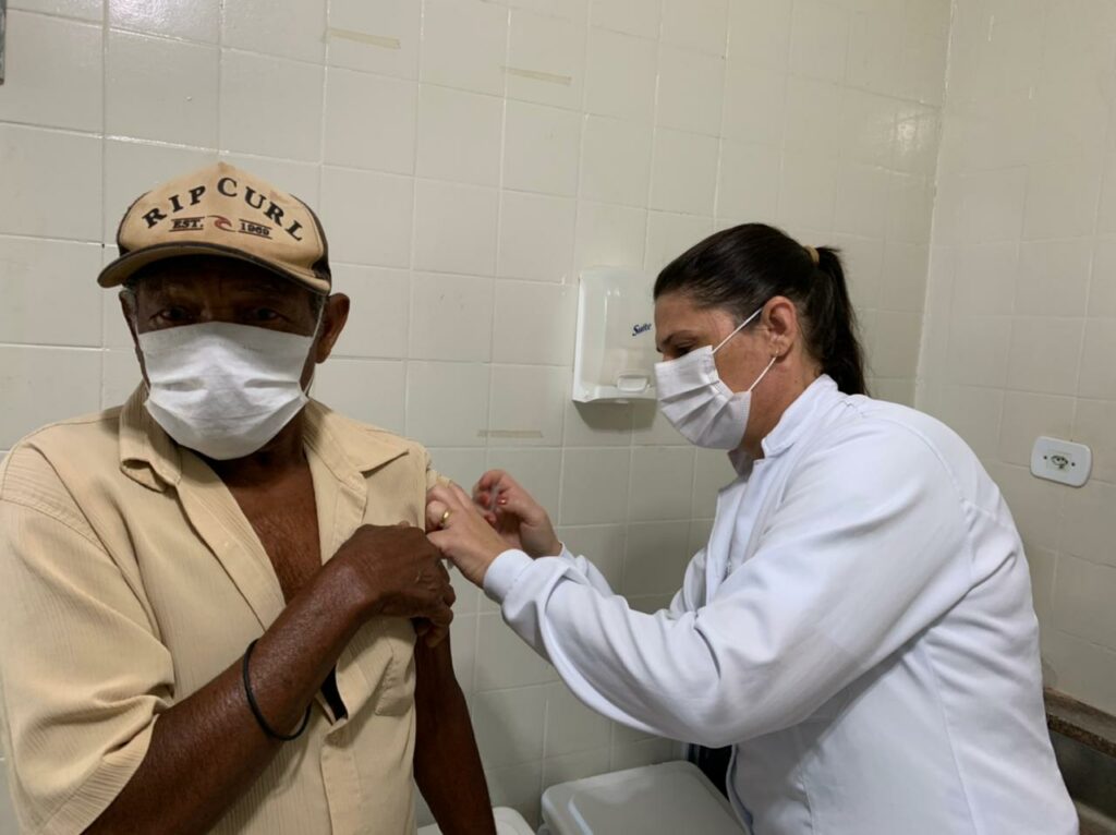 Com a segunda dose da vacina contra a COVID-19, idosos com 75 anos e profissionais da saúde foram imunizados neste sábado em Bonito