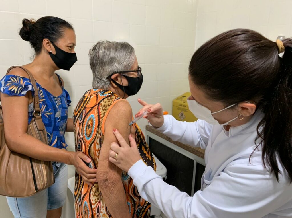 Com a segunda dose da vacina contra a COVID-19, idosos com 75 anos e profissionais da saúde foram imunizados neste sábado em Bonito