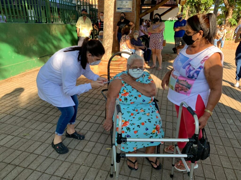 Com a segunda dose da vacina contra a COVID-19, idosos com 75 anos e profissionais da saúde foram imunizados neste sábado em Bonito