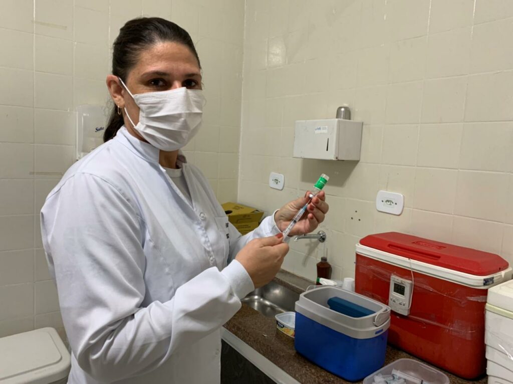 Com a segunda dose da vacina contra a COVID-19, idosos com 75 anos e profissionais da saúde foram imunizados neste sábado em Bonito