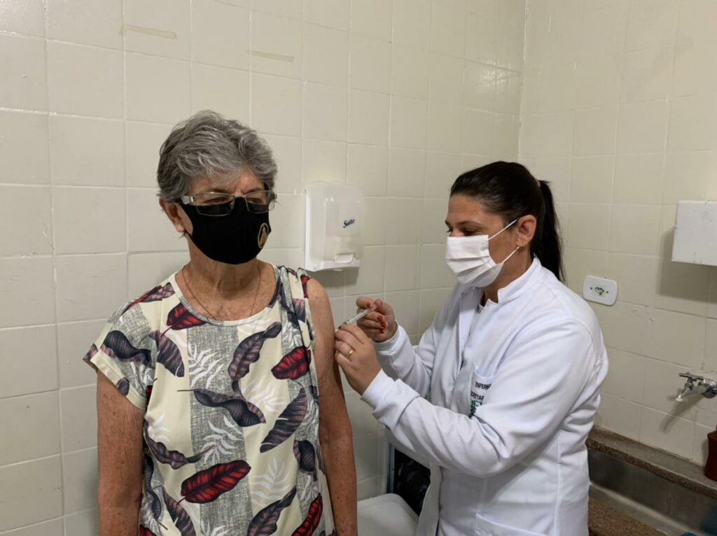 Com a segunda dose da vacina contra a COVID-19, idosos com 75 anos e profissionais da saúde foram imunizados neste sábado em Bonito