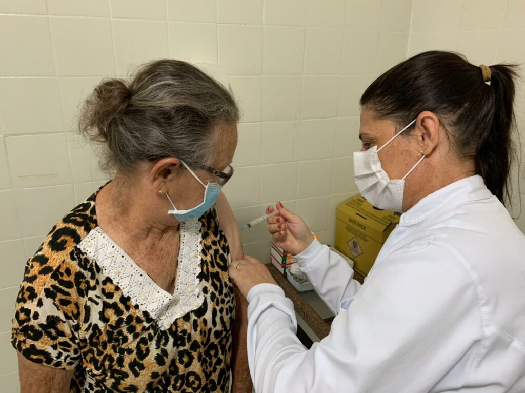 Com a segunda dose da vacina contra a COVID-19, idosos com 75 anos e profissionais da saúde foram imunizados neste sábado em Bonito