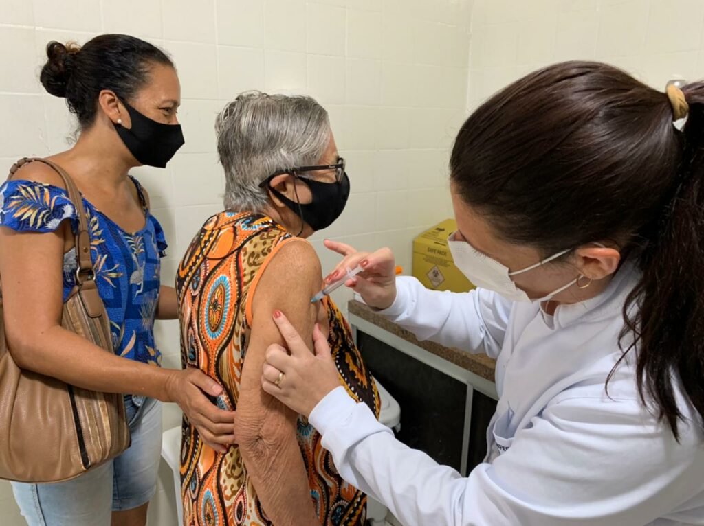 Com a segunda dose da vacina contra a COVID-19, idosos com 75 anos e profissionais da saúde foram imunizados neste sábado em Bonito
