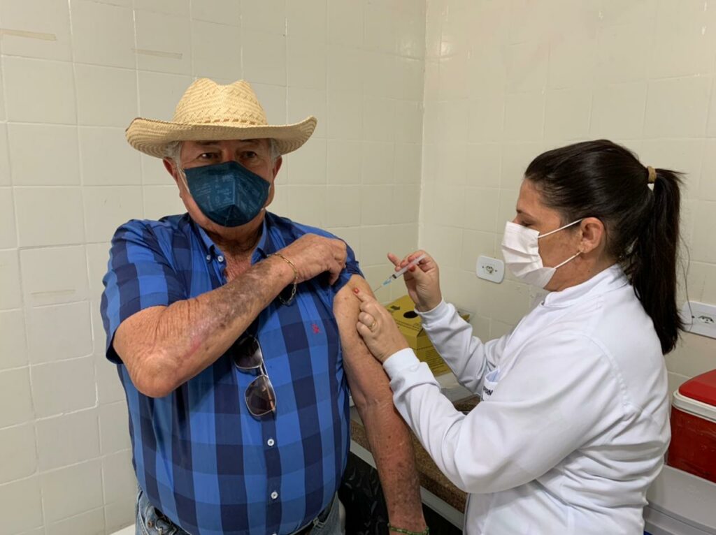 Com a segunda dose da vacina contra a COVID-19, idosos com 75 anos e profissionais da saúde foram imunizados neste sábado em Bonito