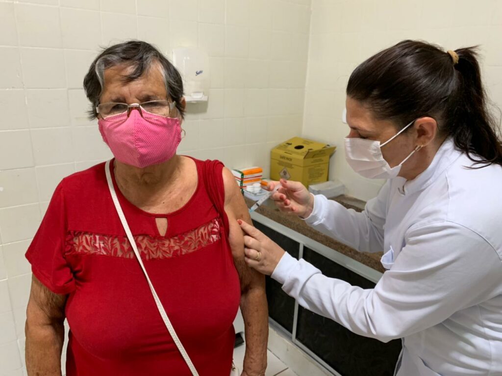 Com a segunda dose da vacina contra a COVID-19, idosos com 75 anos e profissionais da saúde foram imunizados neste sábado em Bonito