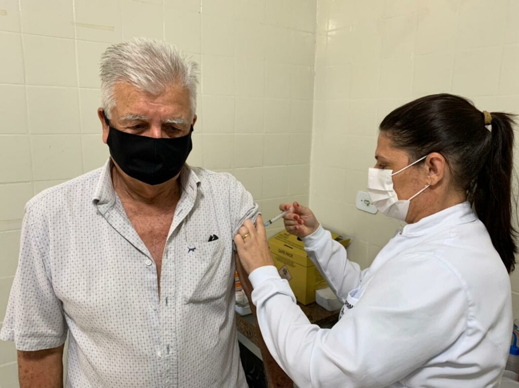 Com a segunda dose da vacina contra a COVID-19, idosos com 75 anos e profissionais da saúde foram imunizados neste sábado em Bonito